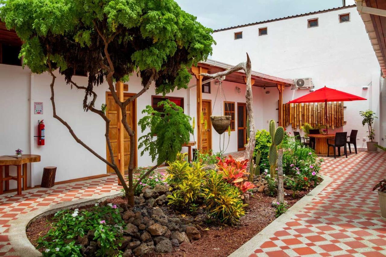 Plaza Luna Suites Puerto Ayora  Bagian luar foto